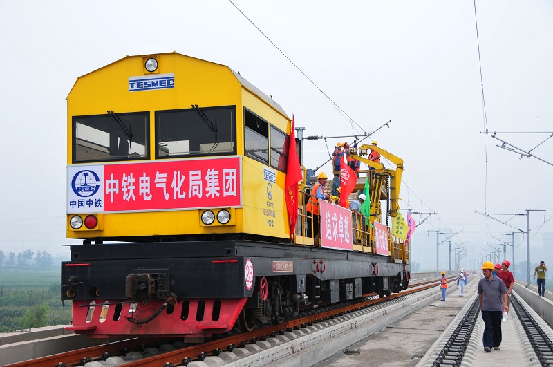 1-2  圖為津秦鐵路客運(yùn)專線接觸網(wǎng)導(dǎo)線架設(shè)作業(yè)現(xiàn)場。 李朝臻攝.jpg