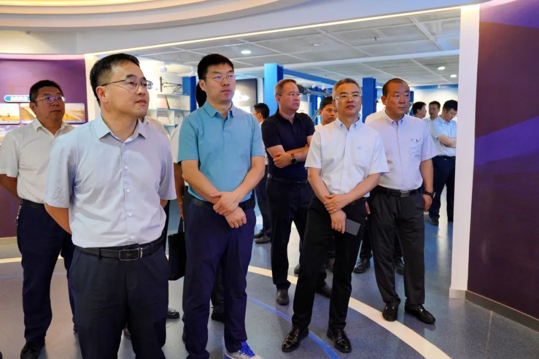 071691367781133162.jpeg 郭戈參觀高鐵電氣企業(yè)展廳.jpg