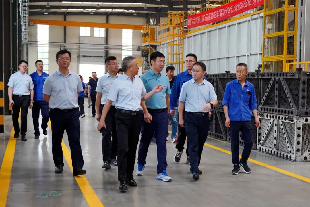 071691367837713102.jpeg 郭戈實地調(diào)研高鐵電氣生產(chǎn)車間.jpg